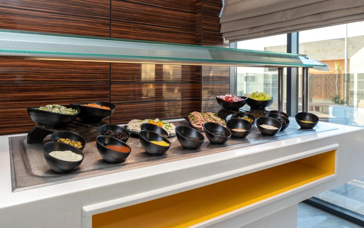 Radisson Hotel Sfax Exteriör bild A salad bar