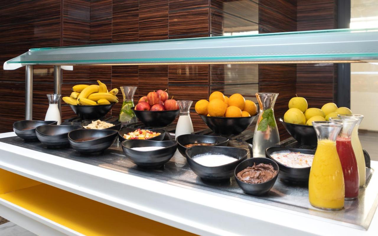 Radisson Hotel Sfax Exteriör bild A salad bar