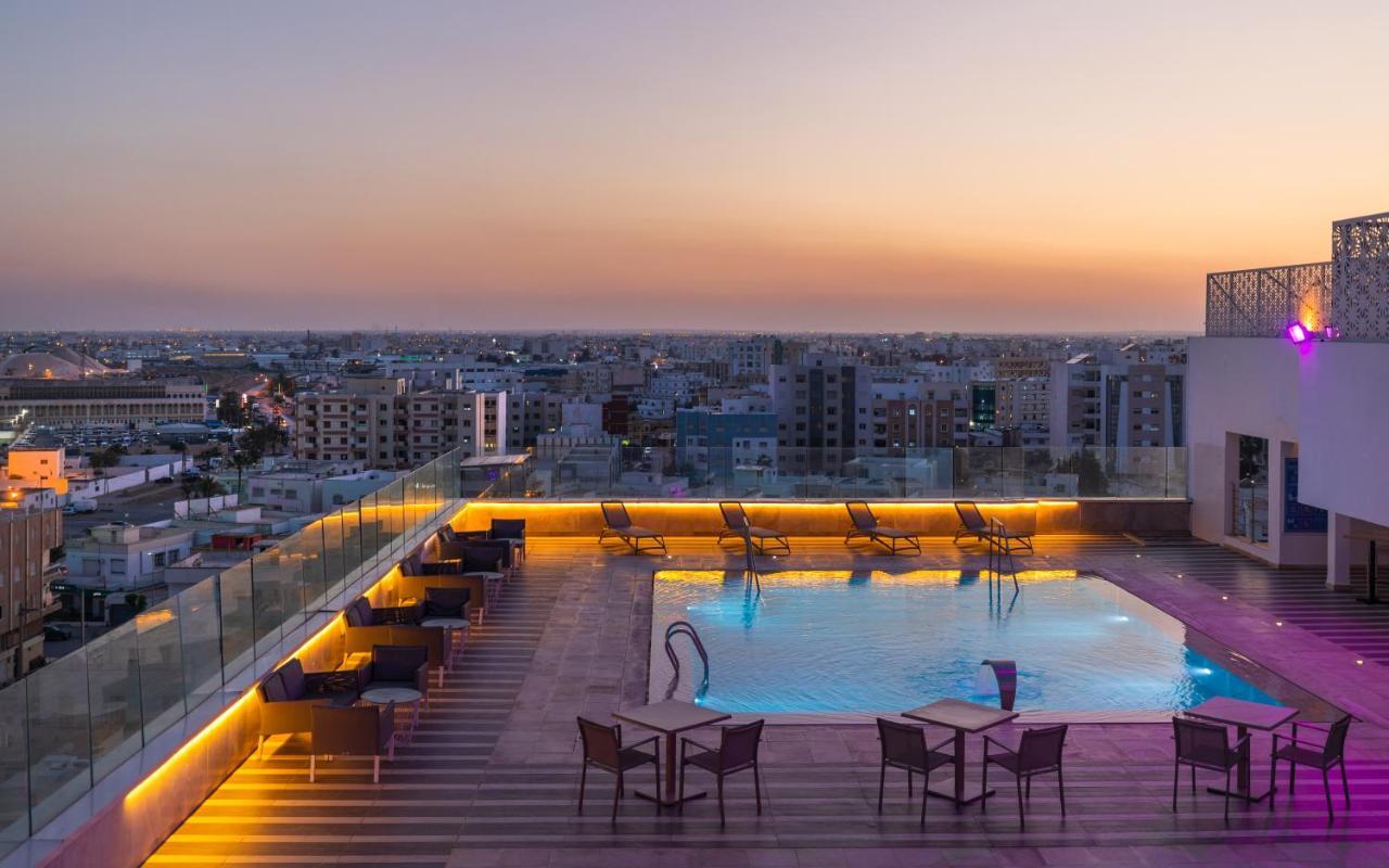 Radisson Hotel Sfax Exteriör bild Rooftop pool at the hotel
