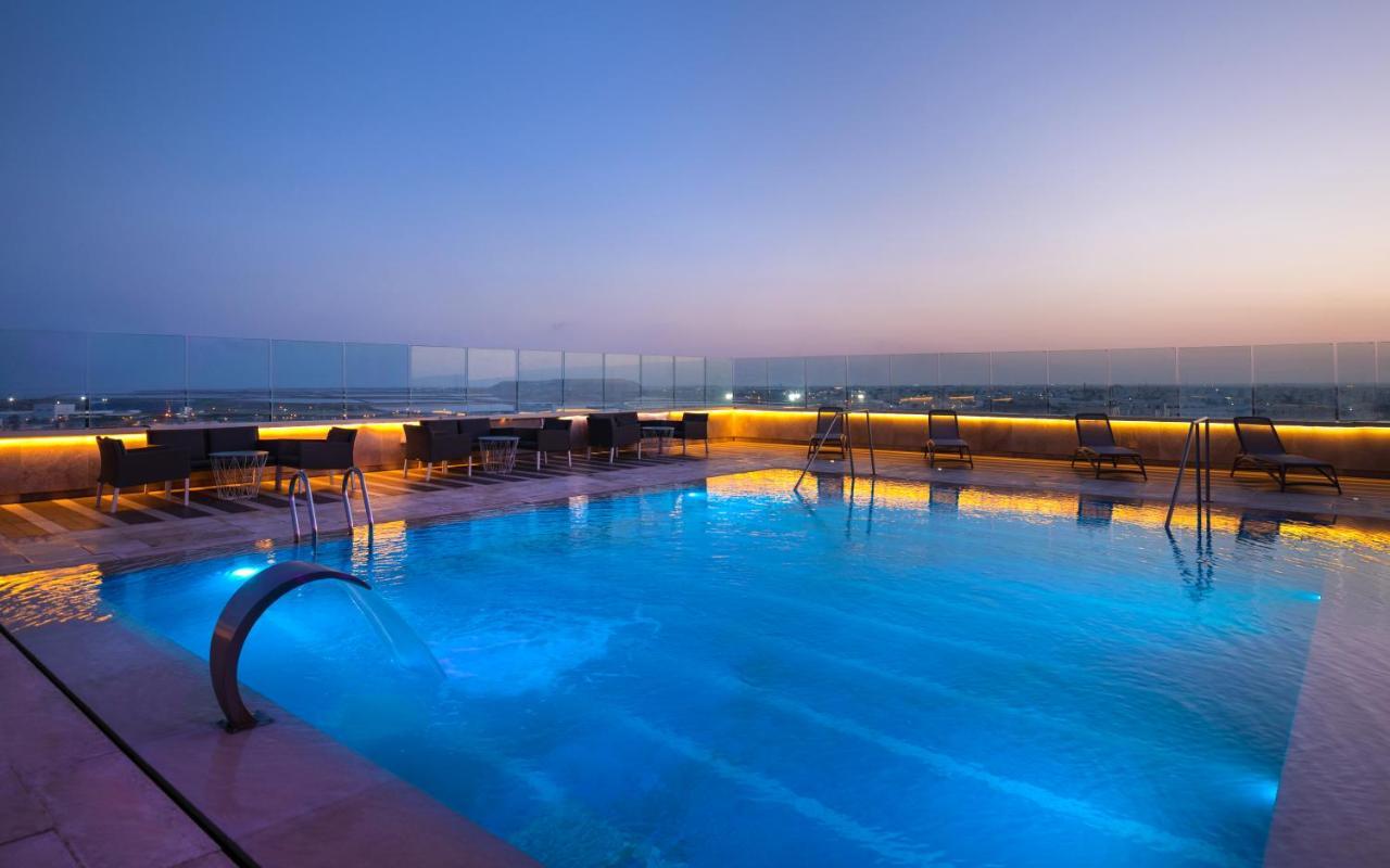 Radisson Hotel Sfax Exteriör bild The pool at the rooftop bar