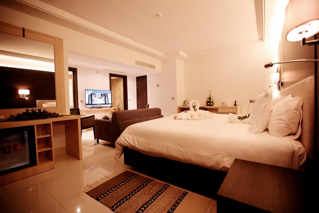 Radisson Hotel Sfax Exteriör bild A room at the hotel