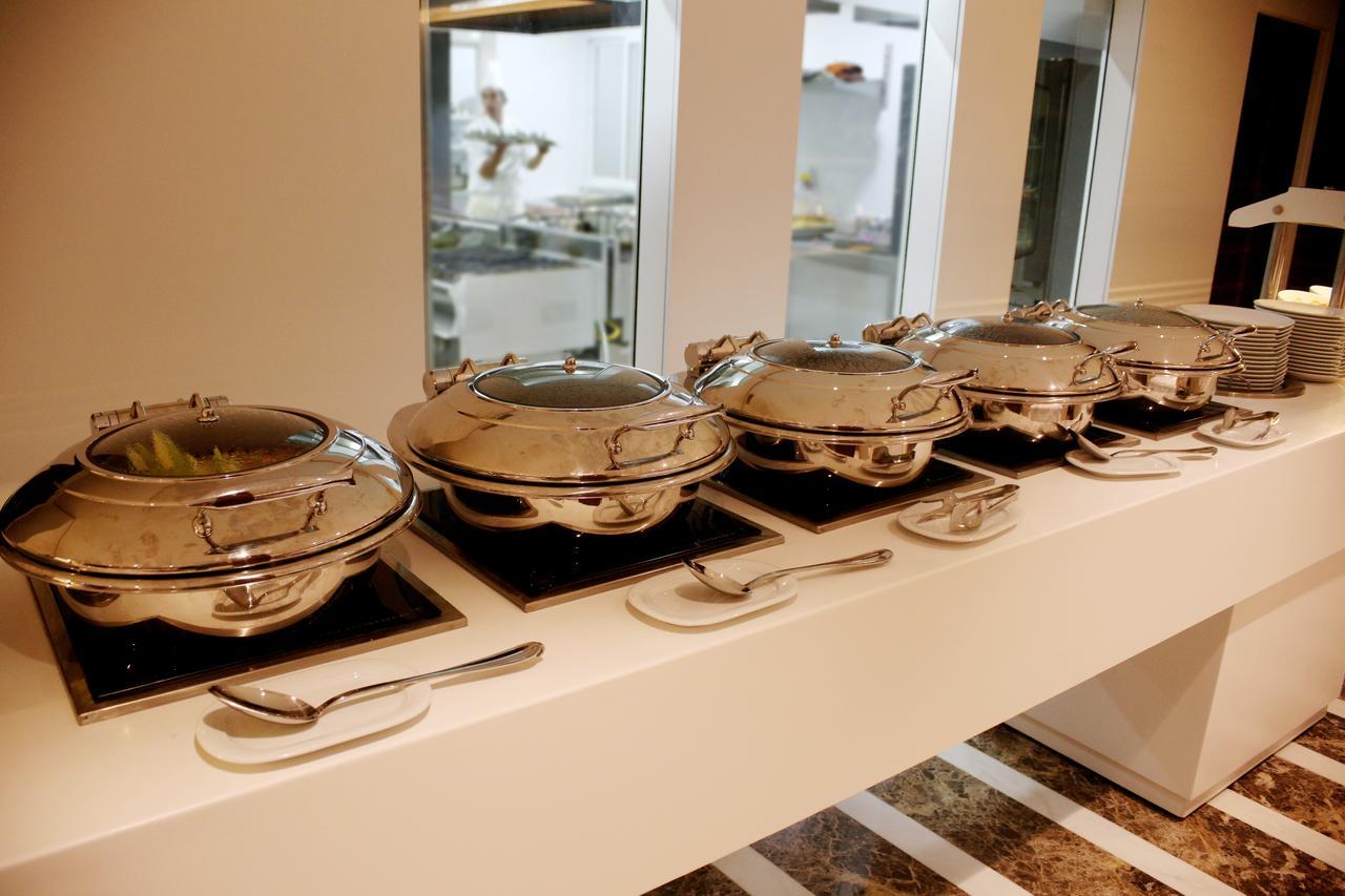 Radisson Hotel Sfax Exteriör bild A row of chafing dishes