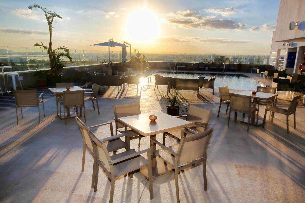 Radisson Hotel Sfax Exteriör bild Rooftop pool at the hotel