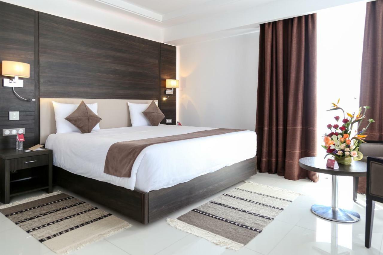 Radisson Hotel Sfax Exteriör bild A bedroom in a hotel