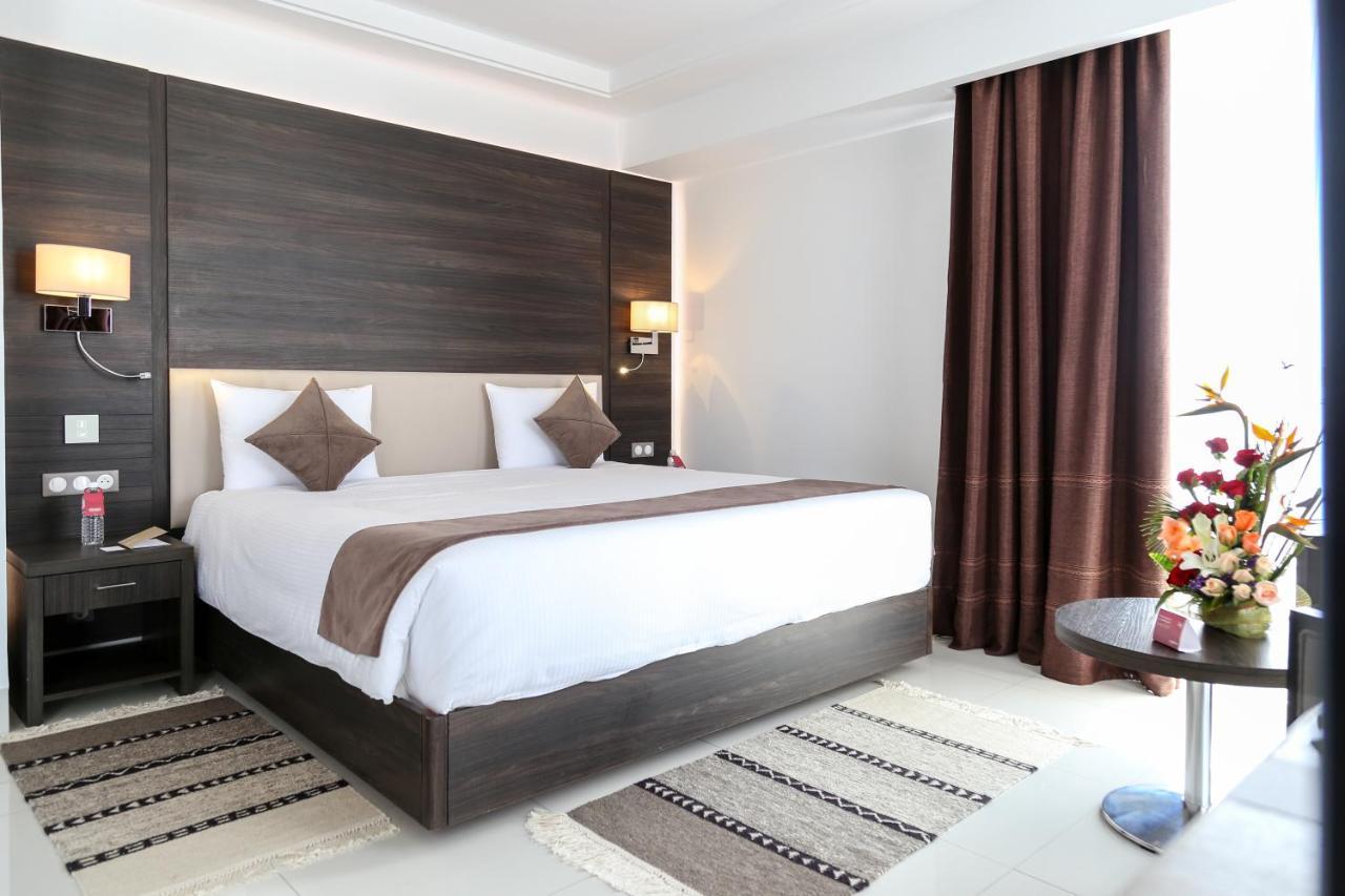 Radisson Hotel Sfax Exteriör bild A bedroom at the hotel